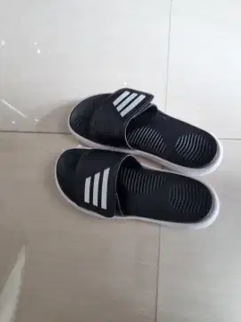 Sendal adidas masih baru