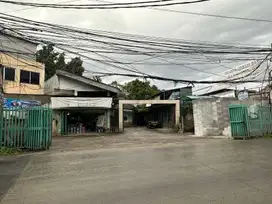Rumah sekaligus tempat usaha material
