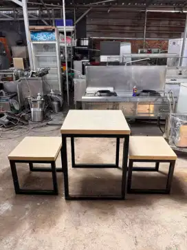 Meja kursi cafe
Ukuran meja 60x60x75
Rangka kaki besi
Daun meja hpl