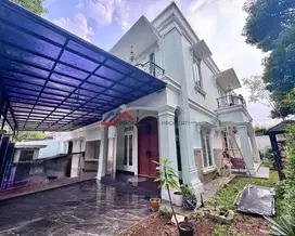 Rumah Hook Dua Lantai Di Radio Dalam Kebayoran Baru