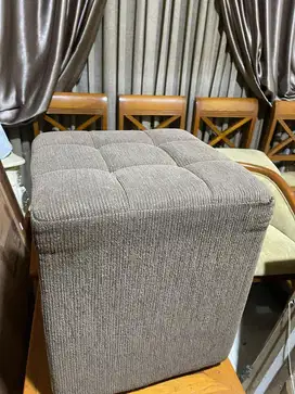 Kursi puff kotak