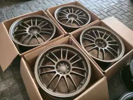 Velg RE30 R18 Innova Reborn Zenix Camry Rush Terios Hilux Rangga Voxy