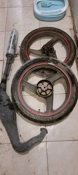 Di jual velg ori dan kenalpot ori kawasaki ninja rr tahun 2015