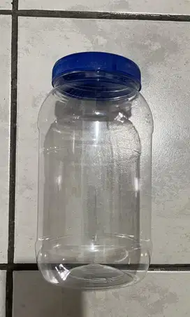 Botol plastik jernih lengkap dengan tutup