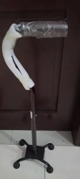 Tongkat kaki 4 lansia