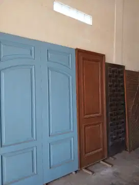 Menjual berbagai model pintu kayu