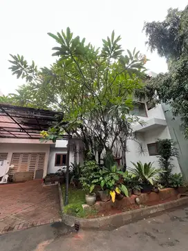 Dijual rumah dalam komplek ada kolam renang di lebak bulus jaksel