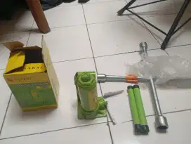 Dongkrak mobil dan kunci roda