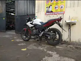 Dijual Cepat Honda CB150R StreetFire 2014 – Mesin Ok, Pajak Hidup