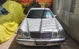 Merc benz thn 1998 E320 AT