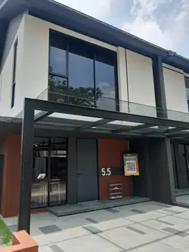 Rumah 2 lantai 3 kamar pasilitas kolam renang dalam komplek