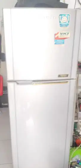 Kulkas Toshiba 2 y