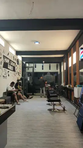 Di cari karyawan laundry berpengalaman dan tukang potong rambut wanita