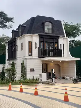 Rumah megah 5 kamar lokasi sudah asri dekat danau lippo cikarang