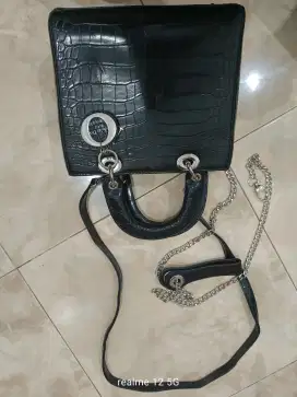 Tas Wanita Cristian Dior masih mulus terlihat baru