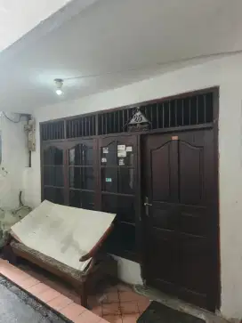 Di Kontrakan Rumah 2 lantai