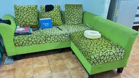 Dijual sofa bentuk L kondisi masih sangat empuk