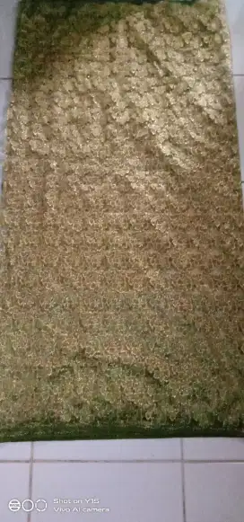 Dijual  bahan brokat warna hijau lumut muda nuansa emas (gold)