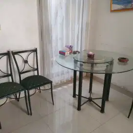 Meja makan 4 kursi