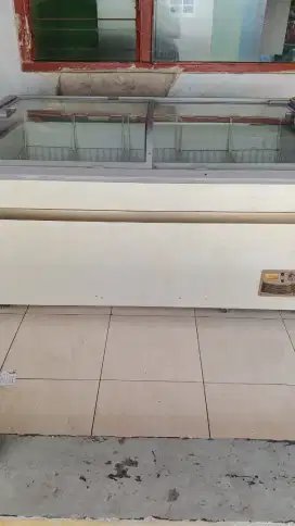 Freezer penyimpanan