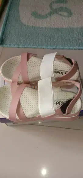 Sepatu sandal anak