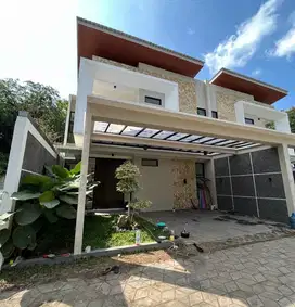 RUMAH CANTIK, 2 LANTAI,  10 MENIT KE STADION MAGUWOHARJO