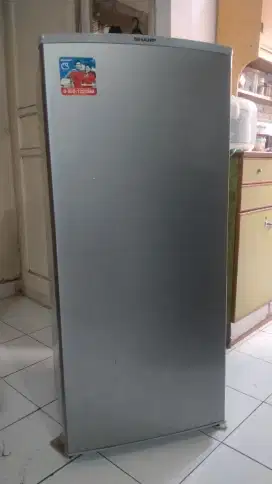 Dijual frezer sharp