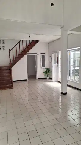 Disewakan Rumah Luas Terawat di Antapani Kidul