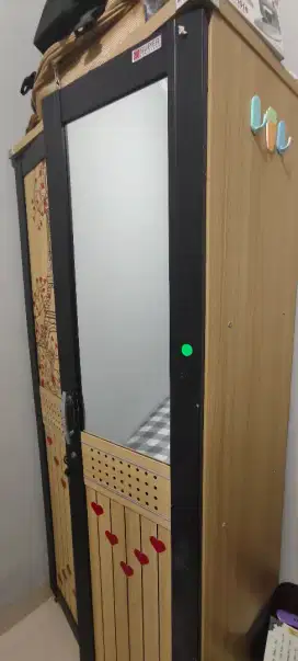 Lemari pakaian dua pintu