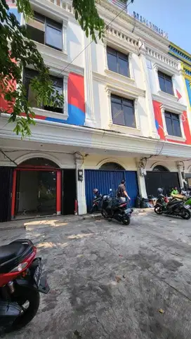Ruko strategis, cocok segala jenis usaha,pinggir jalan raya. Tebet