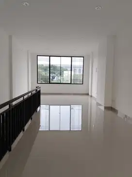 Disewakan Ruko Baru Green lake Full 3 Lantai
