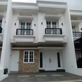 Dijual Rumah Siap huni di town house Pondok Bambu Jakarta Timur