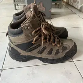 Sepatu Gunung Rugged Outback