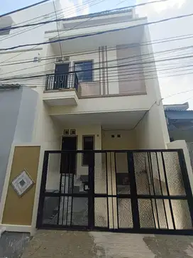Rumah Baru, ROW 2 mobil, Lokasi Strategis Dekat Tanjung Duren, Jakbar