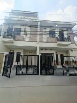 Rumah Baru 3 Lantai, ROW 2 mobil, Lokasi Strategis Dekat Tanjung Duren