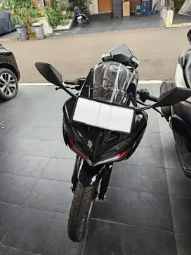 Dijual Cepat! Honda CBR 2024 R2 Hitam – Kondisi Mulus Banget!