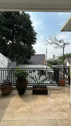Disewakan Rumah 2 Lantai Hook di Menteng Dalam Tebet