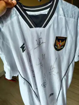 jersey timnas indonesia away (ada tanda tangan pemain)