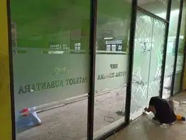 Pasang kaca film & Cutting stiker rumah sticker kantor gedung hotel