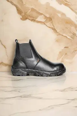 Pemasok sepatu safety Hitam Mojokerto