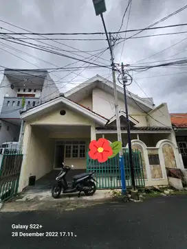 *Di sewakan* : Rumah   Lokasi : Pulomas / Kayu putih