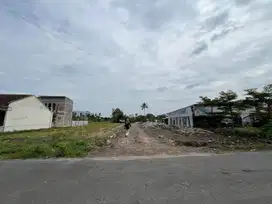 Tanah Tepi Aspal di Banyuraden Dekat Titik Nol