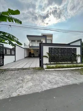 RUMAH MEWAH 2 LANTAI  FULL FURNISHED DENGAN KOLAM RENANG DI TLOGOADI