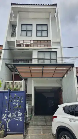 Rumah Minimalis Modern Siap Huni Dalam Komplek di Jakbar