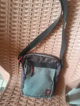 Di jual tas bodypack original mulus minat wa