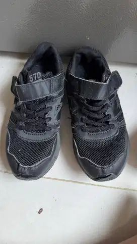 Sepatu NB 570 bekas
