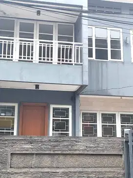 Rumah design minimalis modern 8x21 168m Lokasi strategis di Cipinang