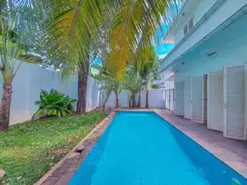 Rumah Modern Tropis Hook Dalam Townhouse di Kemang Barat