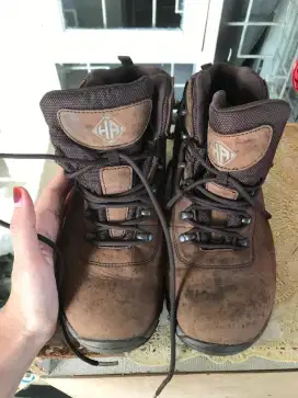 Sepatu Gunung hotpotato bekas
