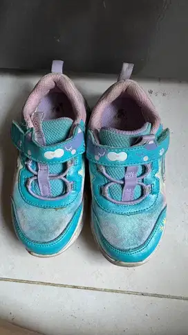Sepatu scechers